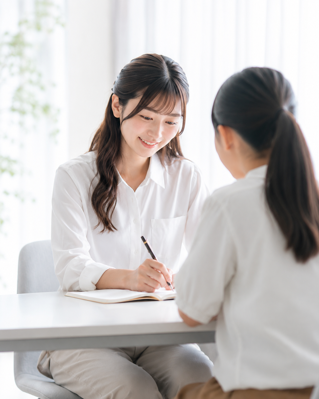 女子医大生が女の子の生徒に家庭教師をしている様子